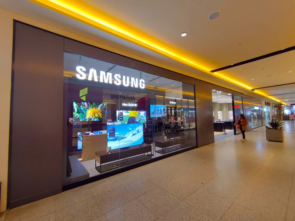 Construcción integral de local comercial para la marca Samsung en el shopping NuevoCentro de la ciudad de Cordoba.

